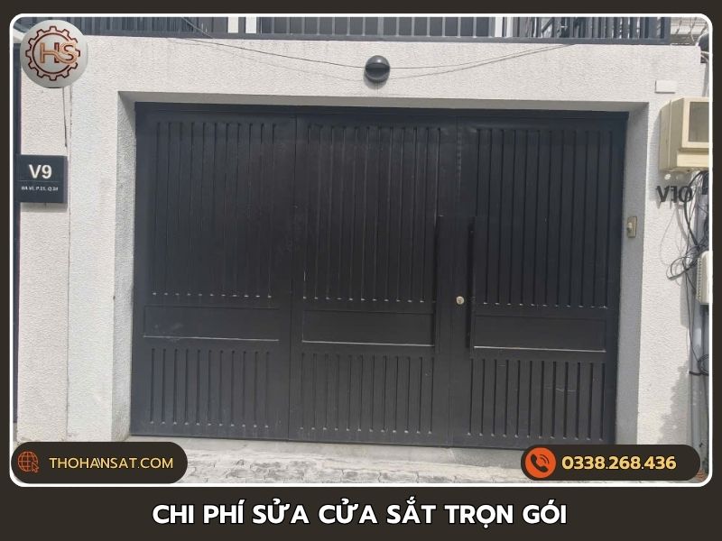 Bộ cửa cổng sắt màu đen nhiều cánh lắp tại mặt tiền nhà