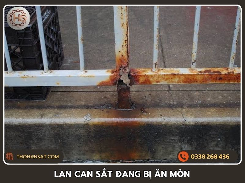 Dấu hiệu lan can sắt đang bị ăn mòn ố vàng nghiêm trọng