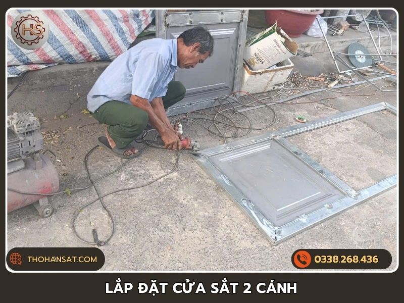 Thợ cơ khí lắp đặt cửa sắt 2 cánh hoàn thiện tại công trình