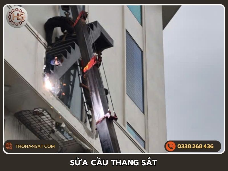 Sửa cầu thang sắt bị gỉ sét, rung lắc và gia cố bậc thang thoát hiểm