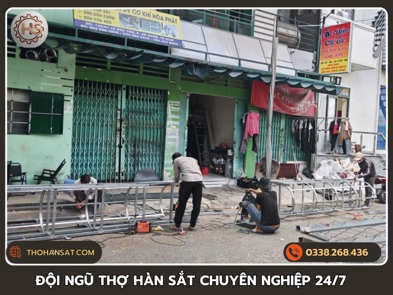 Đội ngũ thợ hàn sắt chuyên nghiệp đang thi công tận nơi phục vụ 24/7.