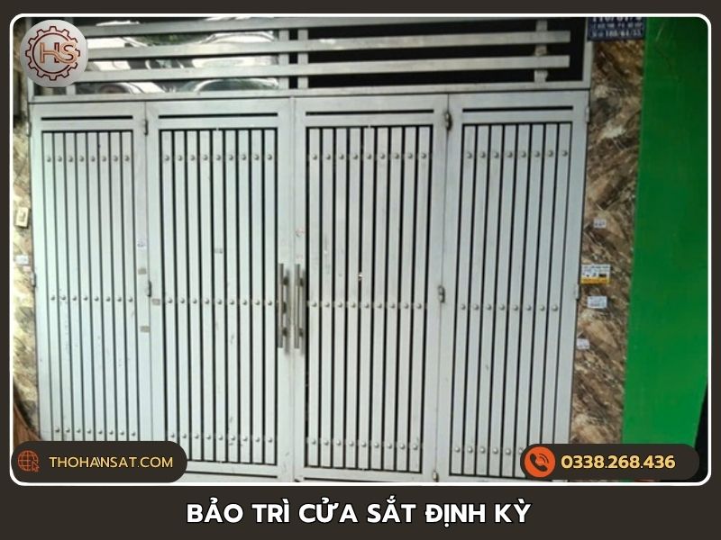 Quá trình bảo trì tra dầu mỡ định kỳ cho cửa sắt giúp vận hành êm ái