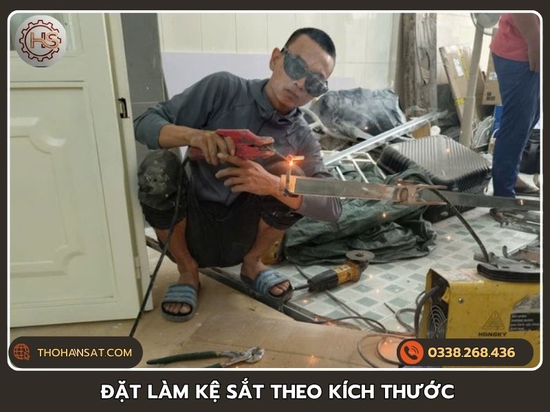Thợ thi công tiến hành cắt hàn kệ sắt theo đúng chuẩn kích thước bản vẽ thiết kế