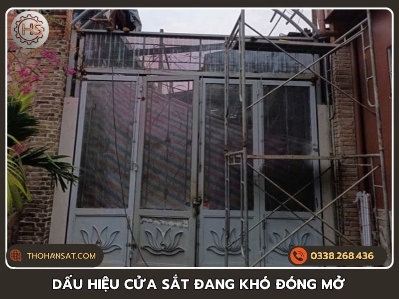Dấu hiệu cửa sắt nhà phố đang bị kẹt và khó đóng mở cần được bảo trì sửa chữa