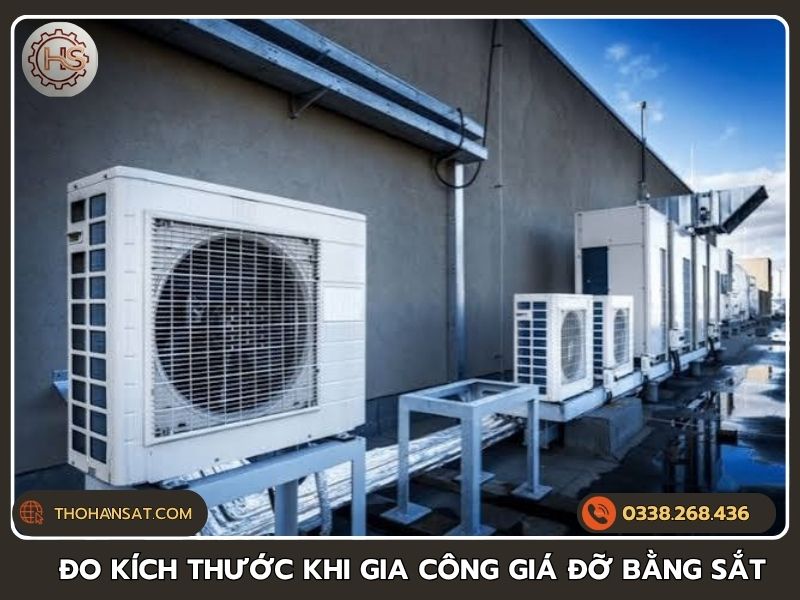 Thợ đo đạc cẩn thận kích thước máy móc để tiến hành hàn giá đỡ sắt