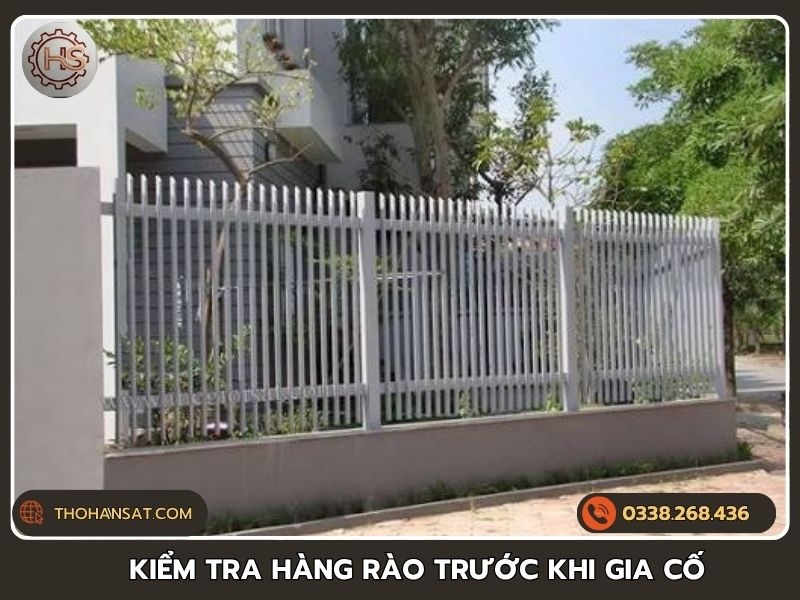 Kiểm tra chân trụ hàng rào sắt lỏng và các vị trí liên kết trước khi gia cố