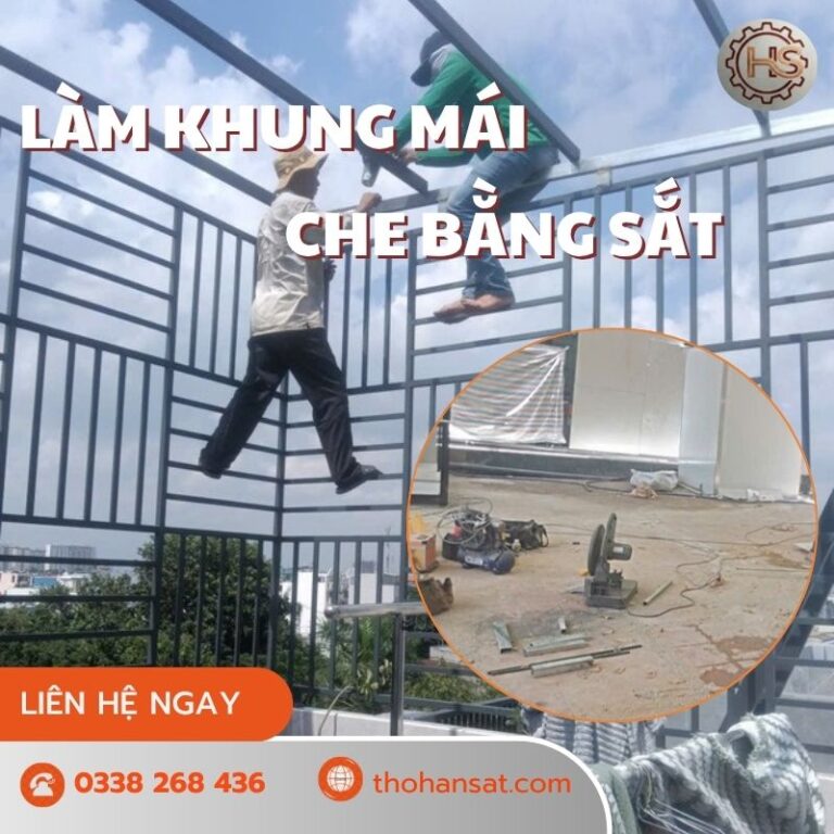 Thợ cơ khí thi công lắp đặt khung mái che bằng sắt hộp mạ kẽm kiên cố