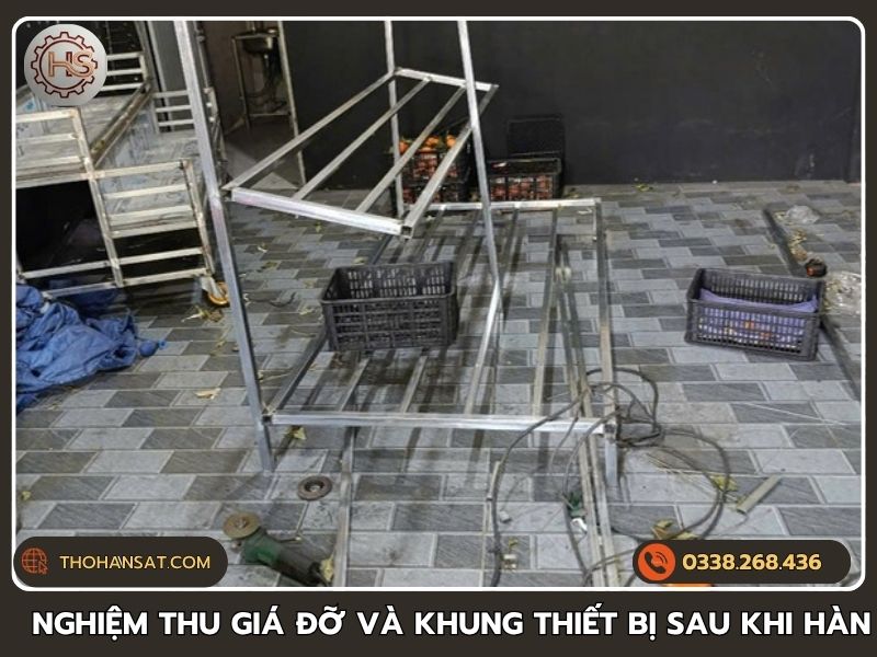 Kiểm tra giá đỡ và khung thiết bị bằng sắt sau khi hàn gia cố