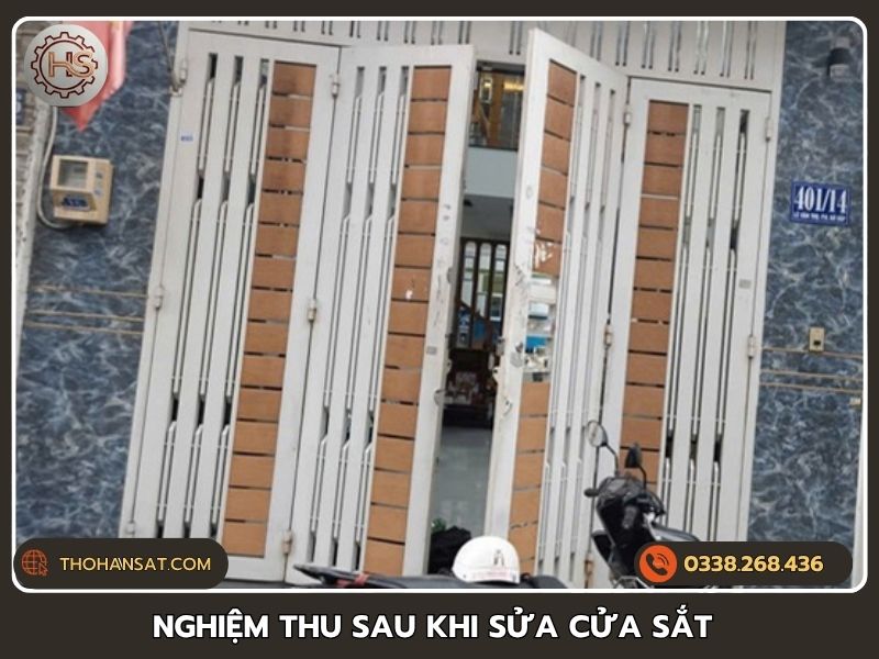 Thợ và khách hàng nghiệm thu thao tác đóng mở êm ái sau khi hoàn thành sửa cửa sắt