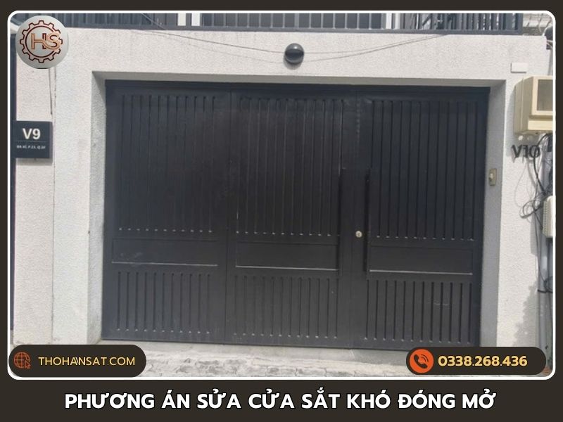 Thợ cơ khí lên phương án sửa chữa tối ưu cho cánh cửa sắt gặp sự cố kẹt rít