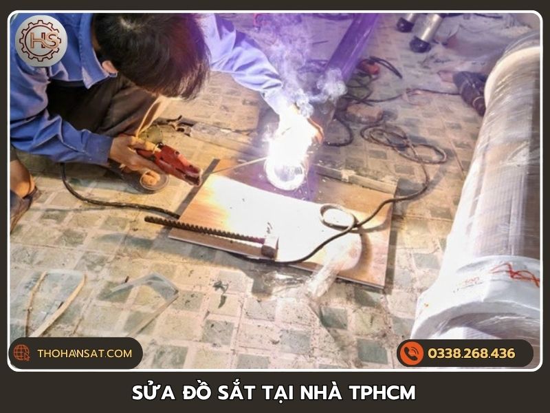 Thợ cơ khí đang tiến hành hàn và sửa chữa đồ sắt tận nhà cho khách hàng