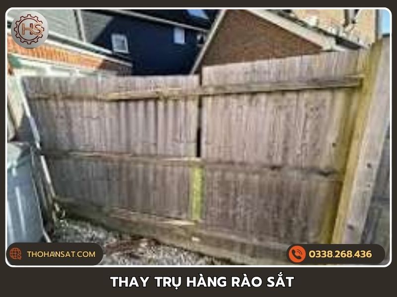 Thay chân trụ hàng rào sắt bị mục khi liên kết cũ không còn chắc
