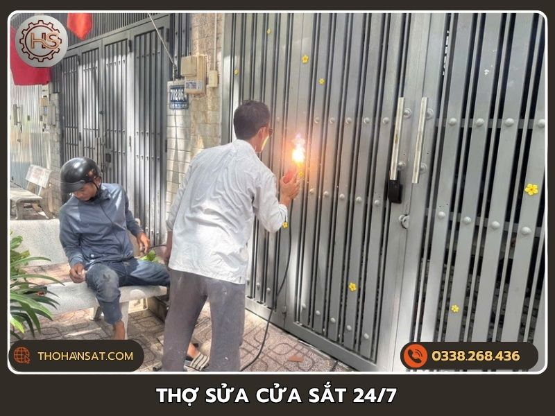 Thợ cơ khí đang tiến hành hàn cắt và sửa chữa cửa sắt khẩn cấp