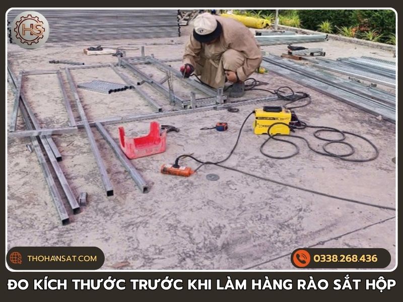 đo kích thước và kiểm tra kết cấu sắt trước khi hàn gia cố lan can