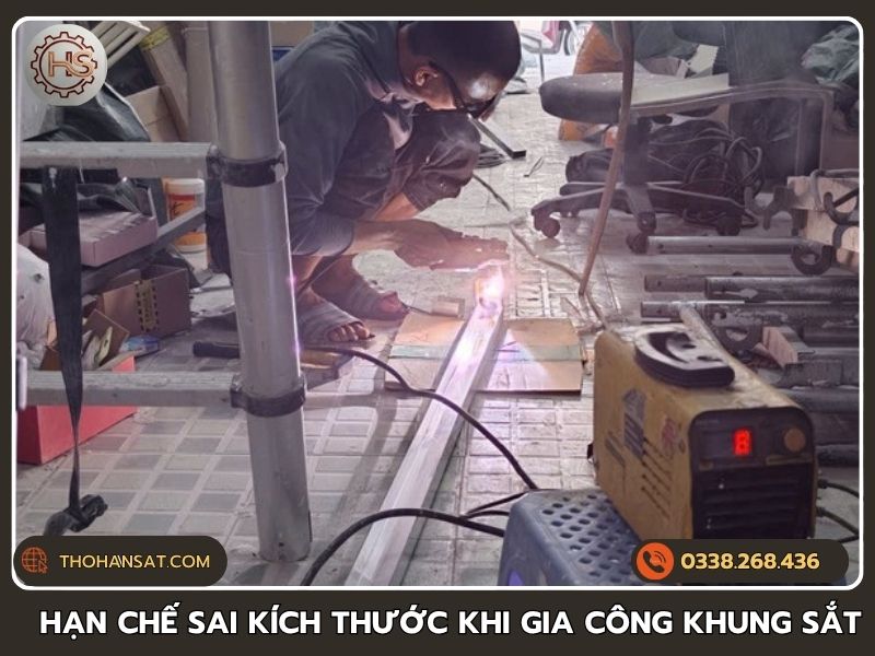 Thợ cơ khí đo đạc cẩn thận để hạn chế sai số kích thước khi gia công khung sắt