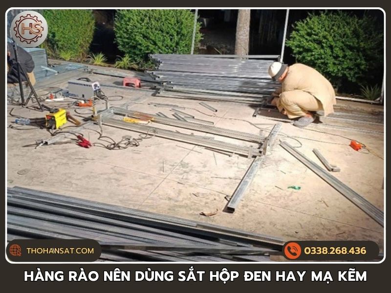 So sánh ưu nhược điểm khi làm hàng rào bằng sắt hộp đen và sắt mạ kẽm