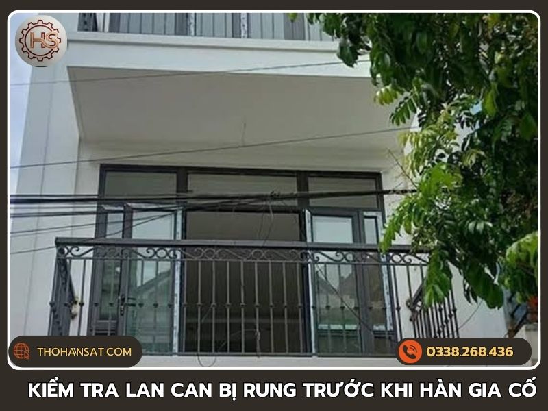 Kiểm tra độ rung lắc và liên kết lan can sắt trước khi hàn gia cố