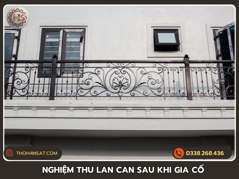 Kiểm tra nghiệm thu chất lượng lan can sắt sau khi được gia cố chắc chắn