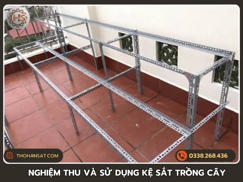 Kiểm tra nghiệm thu chất lượng và độ chịu lực của kệ sắt trồng cây