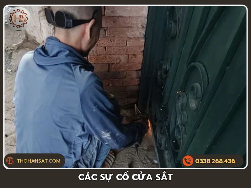 Thợ hàn sắt đang khắc phục các sự cố cửa sắt bị hư hỏng tại nhà