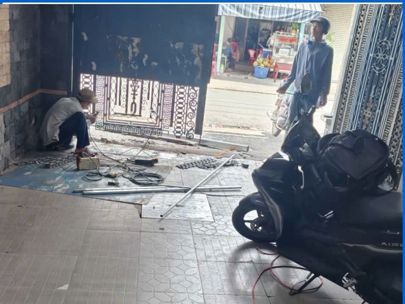 Khu vực thợ hàn sắt có nhiều dụng cụ và xe gần lối đi cần được sắp xếp an toàn