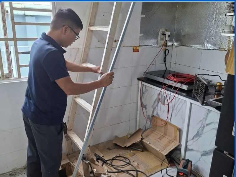 Lan can khi tay vịn cầu thang sắt bị lỏng ở đầu nối cần kiểm tra