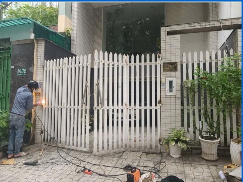 Cổng sắt mở quay có trụ và liên kết bản lề cần kiểm tra khi cánh rung rơ