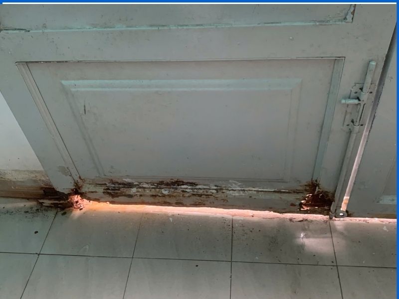 Chân cửa sắt hộp mục rỉ, phần thép xuống cấp cần cân nhắc cắt thay