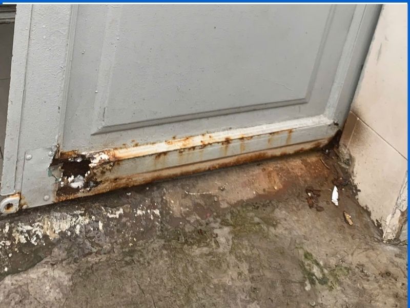 Chân cửa rỉ thủng làm tăng tiền công hàn cửa sắt tại nhà khi phải thay thép
