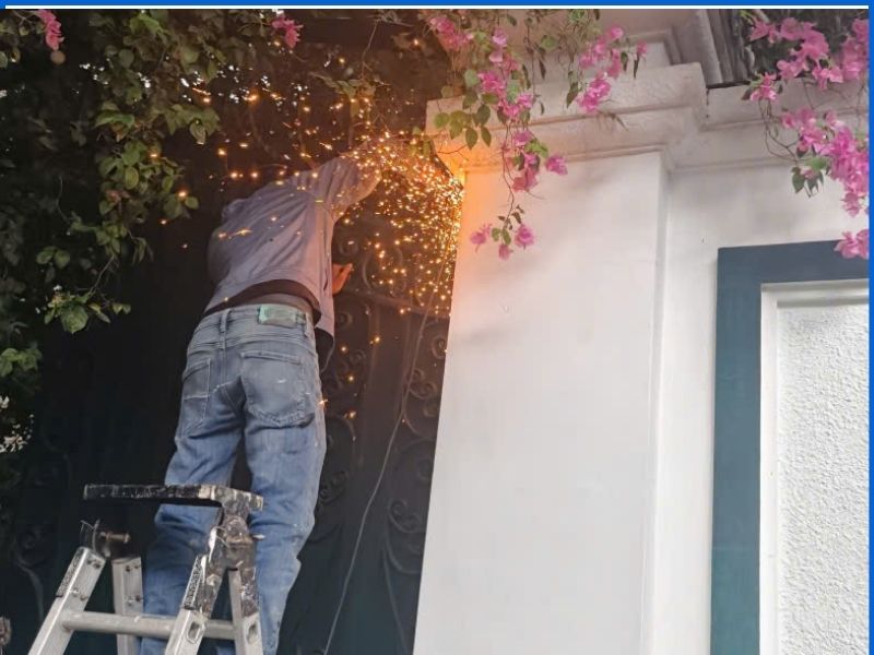Thợ hàn gia công vị trí liên kết trên cổng sắt khi cần xử lý chân bản lề